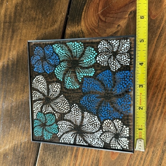 Hand painted floral design. 5X5 can be on table or hung. Blues & whites - Picture 3 of 5